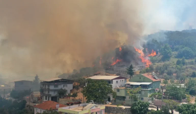 İsmetiye’deki yangına müdahaleyi Erkan Aydın takip etti