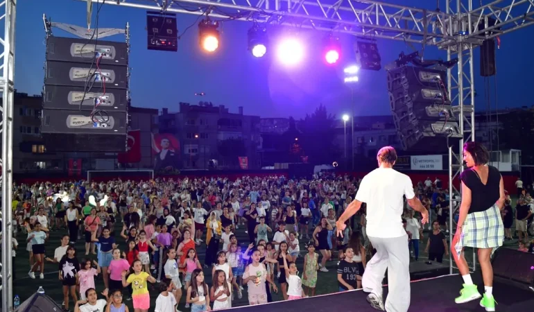 İzmir Çiğli müziğe ve dansa doydu
