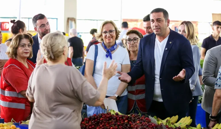 İzmir Narlıdere’de bayram öncesi pazaryeri ziyareti