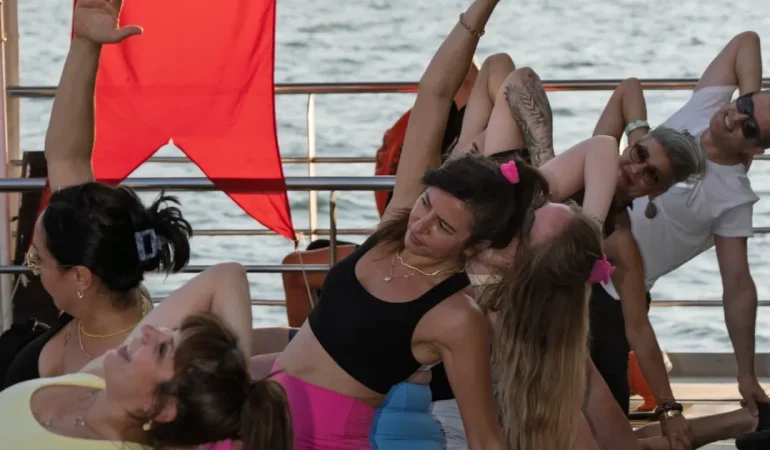 İzmir’de güneşi yoga ile uğurladılar