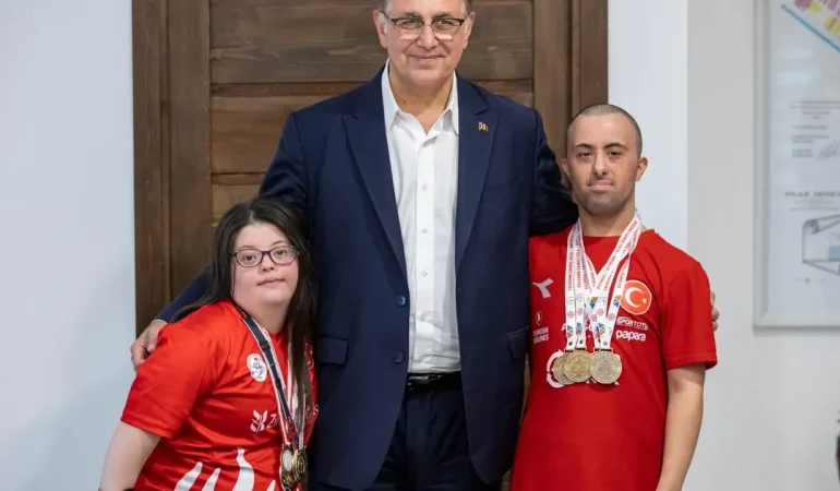 İzmir’in gururlarından Başkan Tugay’a ziyaret