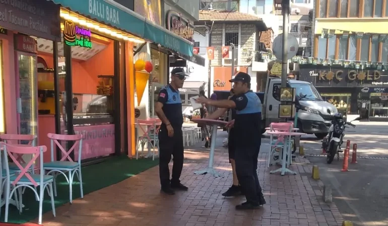 İzmit’te kaldırımlar yenileniyor