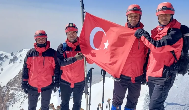 Jandarma 186. yılını Erciyes’in zirvesinde kutladı