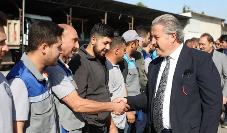 Kayseri Melikgazi mesaiye bayramlaşarak başladı