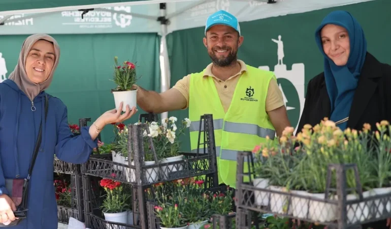 Kocaeli’de kabirlere çiçek, gönüllere huzur