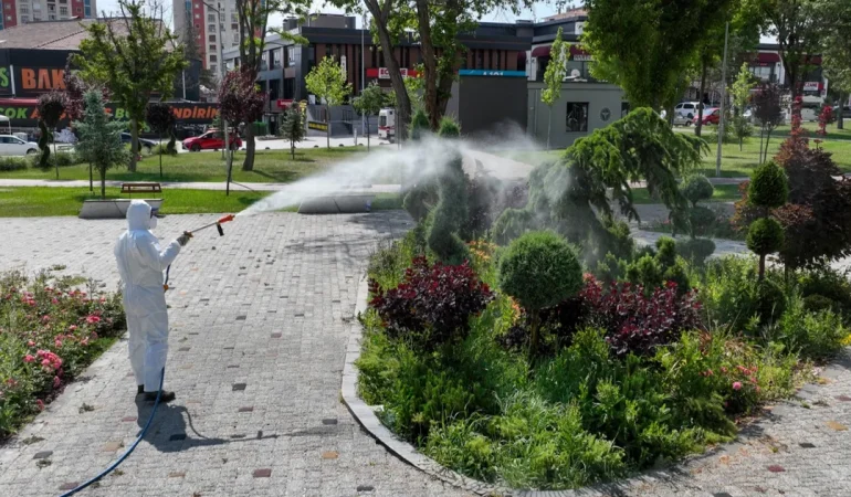 Konya’da yeşil alanları ilaçlamaya devam