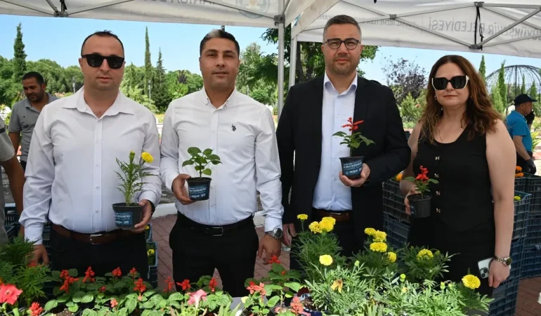 Manisa’da bayramlık çiçekler Büyükşehir’den