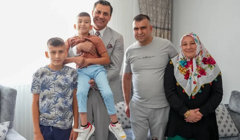 Manisa’da küçük Ali’ye Başkan’dan bayram sürprizi