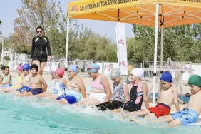 mersin-buyuksehir-belediyesinin-yuzme-kurslari-basladi-uhde7Y3g.webp