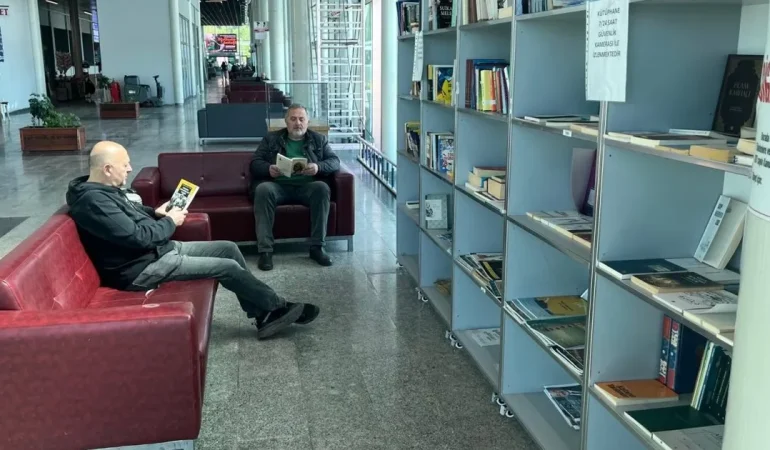 Ordu’da yolcular otobüslerini kitap okuyarak bekliyor