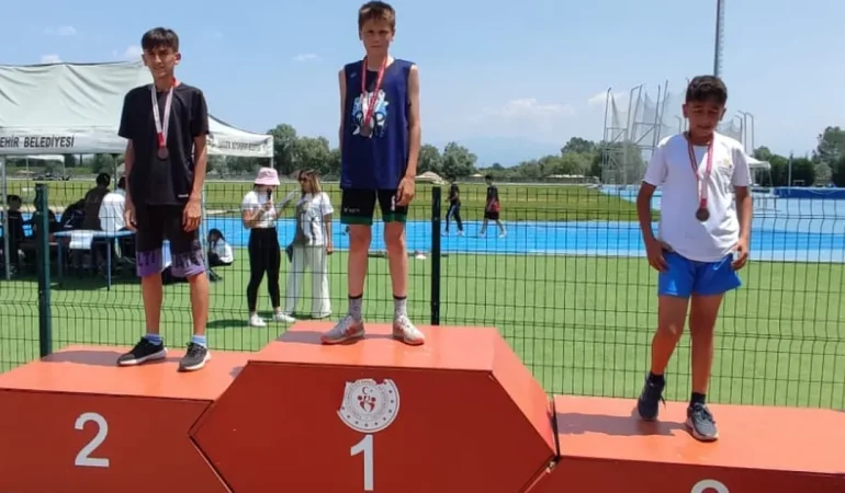 Sakaryalı atletizimciler kürsüden inmedi