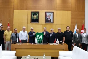 sakaryaspor-yonetimi-baskan-alemdari-ziyaret-etti-jTe7vPj7.webp