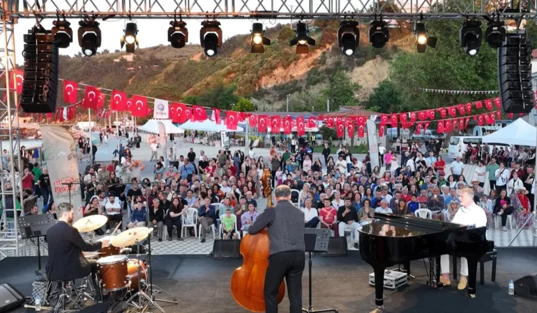 Tirilye Zeytin Çiçeği’ne caz konserli final