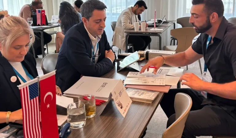 Türk mobilyası Şikago’da fırtına estirdi