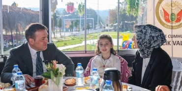 bilecik-te-vali-sozer-engelli-bireylerle-bulustu-1764751251-703_large