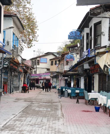 bursa-osmangazi-de-tarihi-arap-sukru-sokagi-kacak-lardan-arindirildi-1765103220-6_large