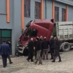 duzce-de-freni-bosalan-tir-markete-girdi-1765370471-567_large