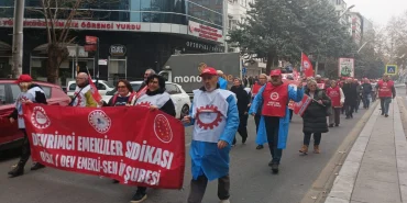 emekliler-samsun-dan-ankara-ya-yurudu-tandogan-meydani-nda-hak-mucadelesi-1765095816-93_large