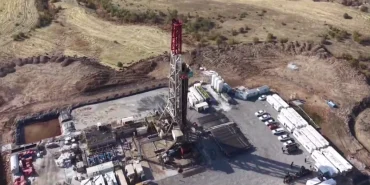 gencler-sondaj-sahasinda-silopili-ogrenciler-petrol-arama-calismalarini-yerinde-inceledi-1765109999-713_large