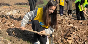 gursu-da-yanan-ormanlar-yeniden-yeseriyor-15-bin-fidan-toprakla-bulustu-1764687832-810_large-1