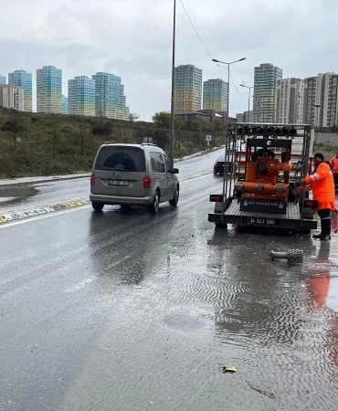 istanbul-da-metrekareye-67-kilogram-yagis-dustu-1765115353-256_large