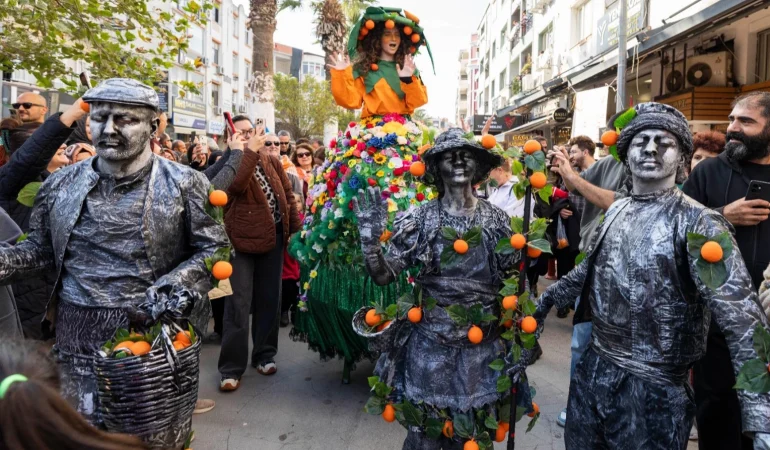 izmir-de-25-mandalina-senligi-ureticinin-yuzunu-guldurdu-1765120070-492_large