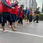 izmir-de-ciplak-ayakli-protesto-1765188837-880_large