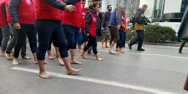 izmir-de-ciplak-ayakli-protesto-1765188837-880_large