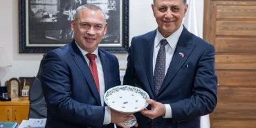 izmir-macaristan-hattinda-kardes-kent-iliskisinin-temelleri-atildi-1764829913-103_large