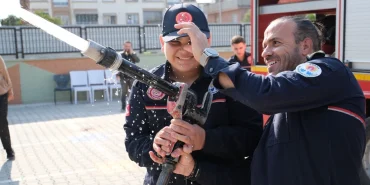 ozel-gereksinimli-ahmet-bir-gunlugune-itfaiye-eri-oldu-1764971688-590_large