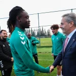 rustemler-tesisleri-nde-sakaryaspor-a-moral-destegi-1765296918-518_large