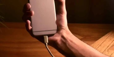 telefonundan-ayri-kalma-korkusu-ruh-sagligini-etkiliyor-1765208166-862_large